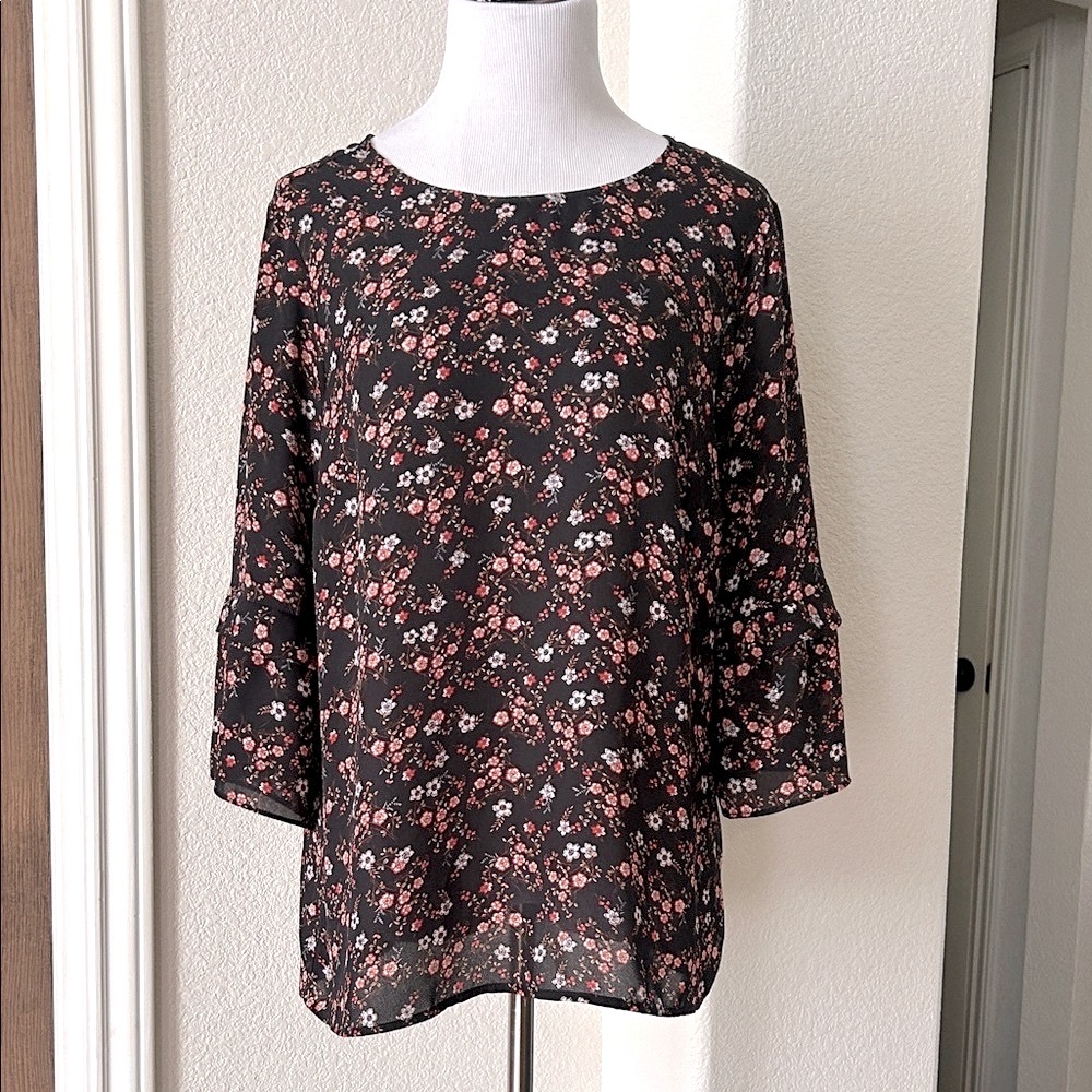 Daniel Rainn Ditsy Floral Top Bell Sleeves Medium Black Red
(sku#HNgDP)